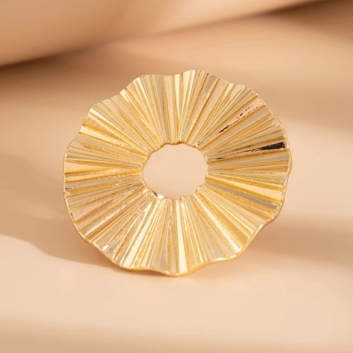 Modering mit modernem Design – in Goldfarbe